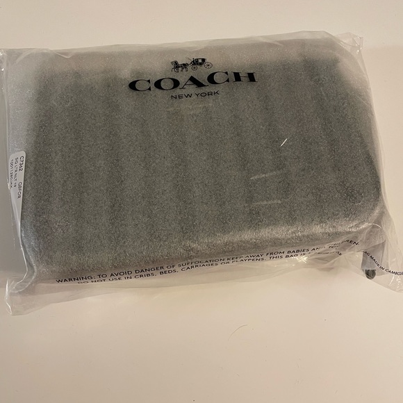 🆕💚💚Coach Nolita 19 Wristlet In Signature Leather💚💚 - Picture 7 of 8